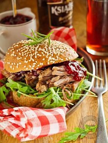 Bułki piwne z długo pieczoną wieprzowiną i aromatycznym sosem żurawinowym.