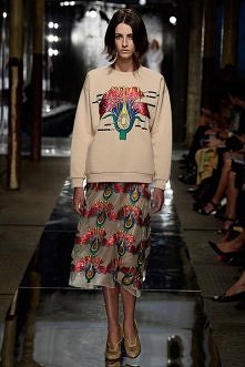 Cztery kolekcje, które zadziwiły Europę. Dziwne, abstrakcyjne, ekstrawaganckie. 
Więcej na ModaCafe.pl