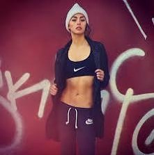 piękny lekko umięśniony brzuszek :D