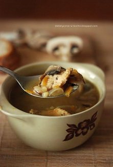 Pikantna zupa pieczarkowa z kurczakiem i cebulą

Porcja 495g 139 kcal
Porcja 100g 28 kcal

Przepis na porcję dla 2 osób:


600 ml wody
1/2 małej marchewki
1/2 małej pietruszki
1...