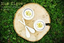 Mus figowy z jogurtem cytrynowym i pistacjami