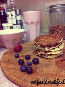 Pancakes z borówkami i malinami <3 Przepis : Składniki na 7 placuszków:

     3 łyżki mąki pełnoziarnistej
    2 łyżki serka homogenizowanego 0 %
    mleko do rozrzedzania ci...