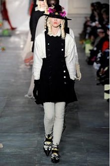 Duet Meadham Kirchhoff po raz drugi przygotował kolekcję dla sieci Topshop. Sądząc po dotychczasowych dokonaniach, można było spodziewać się czegoś zupełnie niezwykłego. To dobr...