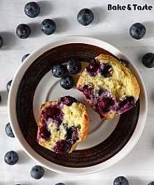 Jogurtowe muffiny z borówkami

Składniki na 15 muffinek

2,5 szklanki mąki pszennej
pół szklanki cukru
1 opakowanie cukru wanilinowego 
1 czubata łyżeczka proszku do pieczenia
1...