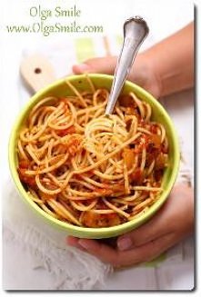 dietetyczn spagetti z sosem pomidorowym- makaron z sosem pomidorowym.