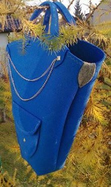 Niebieska torebka z filcu.