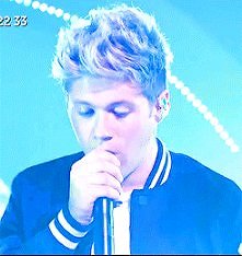 Niall ma nową fryzurkę..
ślicznie muu...