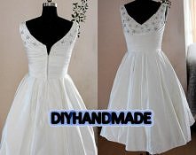 hand made

-odcinana w szerokim pasem
-sukienka wykonana z grubej satyny
-suk...