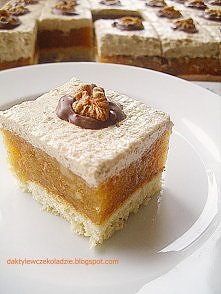 Szarlotka z kremem orzechowym 
Ciasto:
1/3 szklanki cukru pudru
1 jajko
1/2 łyżeczki amoniaku
1/4 szklanki śmietany
1/4 kostki masła lub margaryny (60 g)
1 i 1/2 szklanki mąki

...