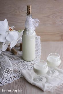 Likier kokosowy 
Jest po prostu pyszny i naprawdę namawiam, żebyście go zrobili koniecznie!
Spokojnie może stać w lodówce, ale czy długo postoi? Myślę, że nie macie aż tak silne...