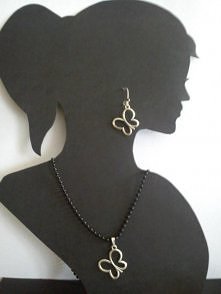 Kolczyki 7 zł (bigle zamknięte)
Wisiorek 3 zł (bez łańcuszka)
Komplet 8 zł