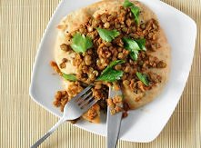 Curry z zieloną soczewicą i chlebek naan