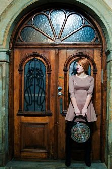 Projekt to zlepek pomysłów, które od jakiegoś już czasu kotłowały się w mojej głowie.
Głównymi materiałami użytymi w nim są filc impregnowany i .... gazety :)
Średnica 30cm
Torb...