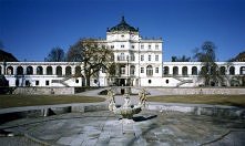 zamek w Plo­sko­vi­cach (90 km od Li­ber­ca)