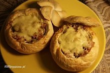 Składniki:

•	2 kajzerki
•	4 pieczarki
•	Wędlina/kiełbasa/boczek (nie dużo)
•	Mała cebulka
•	Sól, pieprz do smaku
•	2 plastry sera żółtego
•	Tłuszcz do smażenia

Przygotowanie:
...