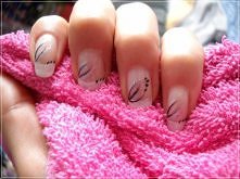 na swoich paznokciach