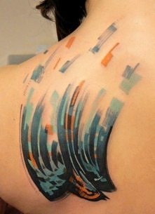 jaskółka tatuaż na łopatce