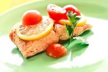 Zaczynamy od przygotowania ryby. Kroimy ją na dwa filety (po 150 g każdy), a następnie zanurzamy w solance na 10 min.(w 0,5 l zimnej wody rozpuszczamy garść soli). Dzięki temu z...