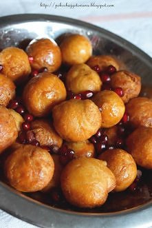 Lokma - tureckie pączki *na ciasto - 20g świeżych drożdży - 250g mąki pszennej - 2 łyżki masła - 3/4 szklanki letniej wody - szczypta soli - olej do smażenia *na syrop - 1 szkla...