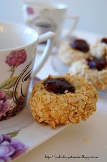 Justynkowe kokoski
- 3 jajka
- 280g masła
- 60g wiórków kokosowych
- 150g cukru
- 480g mąki pszennej
- 1 opakowanie cukru migdałowego
- 1 opakowanie płatków migdałowych
- marmol...