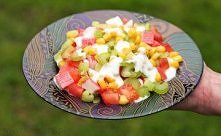 sałatka z paluszkami surimi