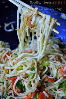 Czas przygotowania: 20 minut


Składniki na 3 osoby:

    200g makaronu ryżowego lub noodle
    300g wędzonego łososia
    2 łyżki oleju roślinnego
    1 ząbek czosnku, bardzo d...