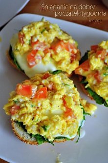 Czas przygotowania: 10 minut
Piekarnik: 180ºC

Składniki na 4 kanapki:

    7 jaj średniej wielkości
    1 duży pomidor, pokrojony w drobną kostkę
    3 gałązki szczypiorku, dro...