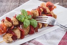 Szaszłyki z kurczaka z kawałkami papryki