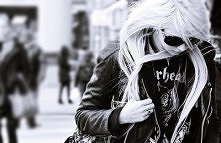 To śmieszne, że kiedy przechodzę koło osoby za którą kiedyś oddałabym wszystko i traktowałam ją jak najlepszą przyjaciółkę teraz się z nią nawet nie witam, przechodzimy obok sie...