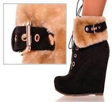 Czarne Botki - Koturny z Uroczym Futerkiem
Mi się podobają bardzo,a wam ;)