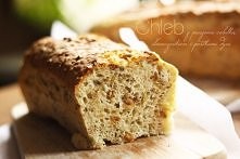 Chleb z prażoną cebulką, pestkami słonecznikiem i pestkami dyni