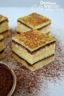 Sernik na biszkopcie z czekoladą
Sernik na biszkopcie z czekoladą
Biszkopt:
- 6 jajek
- 6 łyżek cukru
- 4 łyżki mąki pszennej
- 2 łyżki mąki ziemniaczanej
- otarta skórka z 1 cy...