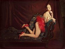 Oskar i duch inności

- Moja mama na takiego znajomego, który jest wytatuowany od stóp do głów i strasznie śmiesznie się ubiera – opowiada w klasie Ośmiolatka. -Że też mu się ch...