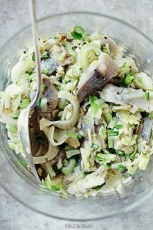 Sałatka śledziowa z jabłkiem, koprem włoskim i selerem naciowym z pestkami dyni