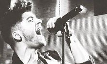 śpiew to jego życie :)