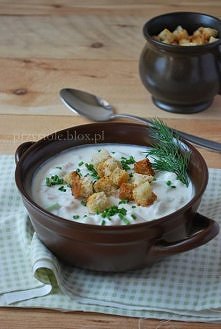 Chłodnik ogórkowy z szynką i grzankami
Składniki (na 2 porcje):

1 spory ogórek
1/2 cebuli białej
100 g szynki (np. gotowanej)
1 łyżeczka musztardy Dijon (lub innej ostrej)
1 du...