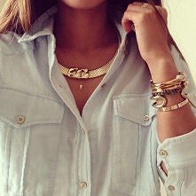 Ładna koszula i do tego śliczne bransoletki i naszyjnik ;)