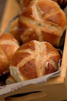 Składniki na 10 sporych kajzerek: 3 szklanki mąki pszennej ¾ szklanki letniej wody 1½ łyżeczki suchych drożdży (6 g) lub 12 g drożdży świeżych 1½ łyżeczki cukru 1 łyżeczka soli ...