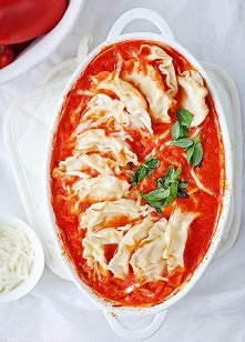 Pierożki z mozzarellą w  sosie z pomidorów . Niestety nie znam przepisu ale sądzę że wystarczy zrobić sos pikantny i będzie mniam , mniam