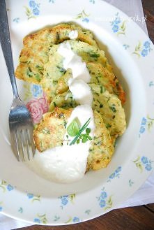 Placki z cukinii, podane z sosem czosnkowym

Składniki:

400 g odsączonej na sitku startej cukinii razem ze skórką

100 g mąki

5 g drożdży + 2 łyżki mleka

3 ząbki czosnku

1 c...