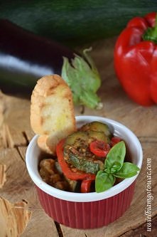 Ratatuj (Ratatouille)

Składniki:

    1 średni bakłażan
    1 średnia cukinia
    1 duża czerwona papryka
    1/2 kg pomidorów
    2 cebule
    3 ząbki czosnku 
    2 łyżki ole...