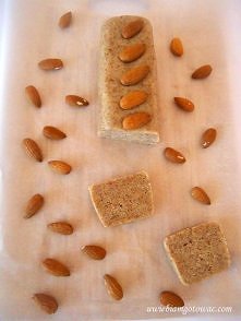 Marcepan

Z podanej ilości proporcji otrzymamy 450 g marcepanu

Składniki:

    200g zmielonych migdałów
    200g cukru pudru
    50ml Amaretto
    ½ łyżeczki aromatu migdałoweg...