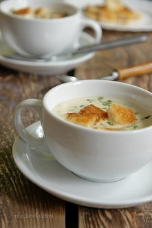 1 litr wody
    2 kostki bulionowe grzybowe najlepiej ekologiczne
    200 g serka topionego naturalnego
    szczypta soli i pieprzu
    1 pęczek natki pietruszki
    1/2 szklank...