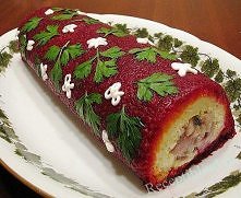 sałatka-rolada
Gotowane lub pieczone buraki - 4 szt. 
Marchew ugotowana  - 4 szt. 
Ziemniaki gotowane w mundurkach - 2 - 3 sztuki 
Jajka na twardo - 2 sztuki 
Śledź - 2 
Cebula ...