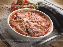 Bakłażany przykryte pomidorami i mozzarellą