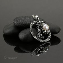 artystyczny wisior z perłą