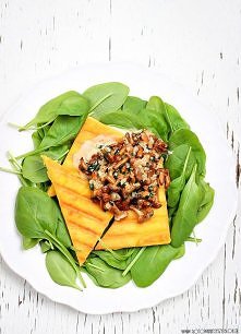 POLENTA Z SOSEM KURKOWYM NA ŚWIEŻYM SZPINAKU