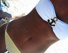 ładnie, biały strój pasuje do takiej opalenizny :D bosko !