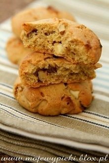 Ciastka z białą czekoladą i orzechami
Składniki na około 25 ciastek:

115 g miękkiego masła
85 g jasnego brązowego cukru
1 jajko, roztrzepane
250 g mąki pszennej
1 łyżeczka pros...