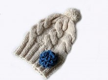 Biała czapka z ozdobnym niebieskim kwiatuszkiem:)

więcej na CarolineEtElizabethArt